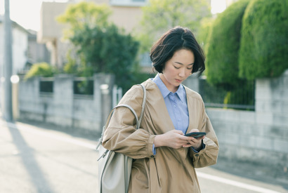 親友を失った主人公と娘を亡くした母がスマホで繋がる…黒木華主演『アイミタガイ』本編映像 画像