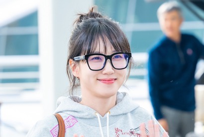 女優パク・ウンビン、黒縁メガネをかけても可愛いすぎる！“癒される笑顔”【独占写真】 画像