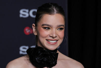 ヘイリー・スタインフェルド、NFL「バッファロー・ビルズ」ジョシュ・アレンとの婚約を発表 画像