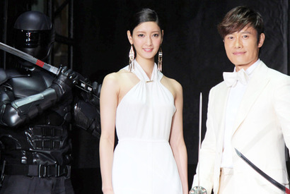 イ・ビョンホン、自慢の6パック腹筋が3Dで「18パック」に？　ファン500人が歓喜の悲鳴 画像