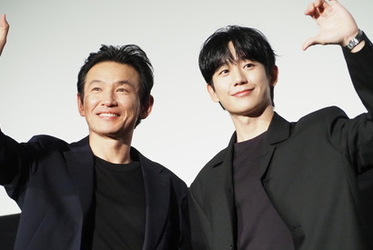 ファン・ジョンミン＆チョン・ヘイン、がっつり握手「素晴らしいエネルギーを持った俳優」 画像