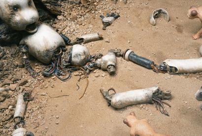 ロボットの衝撃的な姿、正体不明の物体…『JUNK WORLD』本編冒頭映像 画像