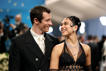 デュア・リパ、『ファンタビ』テセウス役カラム・ターナーと婚約「すごく私らしい指輪に夢中」 画像