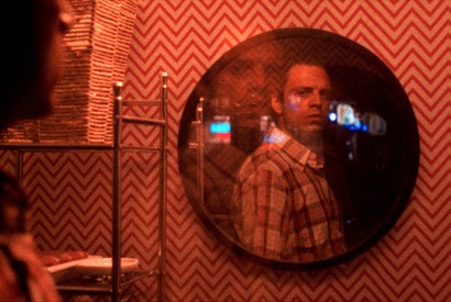 主人公が新しい顔で夜のバーへ…『顔を捨てた男』本編映像 画像