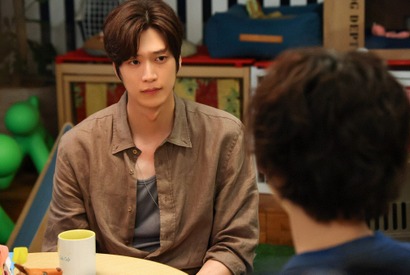 「可愛すぎる」「癒し」もふもふの“将軍”と遊ぶナ・イヌの映像公開「初恋DOGs」 画像