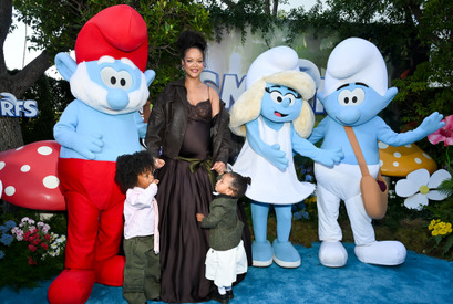 第3子妊娠中のリアーナ、声優＆製作を務める『劇場版スマーフ』最新作プレミアに息子2人と登場 画像