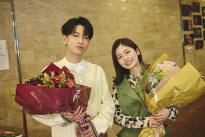 「とても良かった」「素敵なドラマ」佐藤健がオフショット公開「私の夫と結婚して」 画像