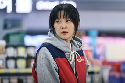 イ・ヨンエが“普通の主婦”に完璧変身。笑顔の裏に潜む運命を描く、新ドラマのスチール写真解禁 画像