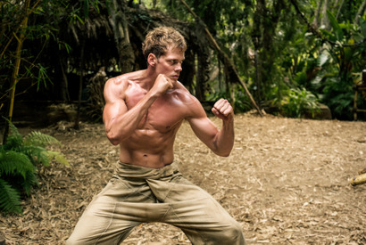 地獄のジャングル修行！ビル・スカルスガルド主演『ボーイ・キルズ・ワールド』本編映像 画像