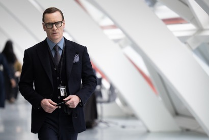 マイケル・ファスベンダーは「“静かな強さ”を」ダンヒルを着こなす『ブラックバッグ』劇中衣装展も開催 画像