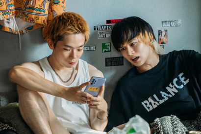 北村匠海“タクヤ”が女性を装い、男性を誘い出す…『愚か者の身分』本編映像 画像