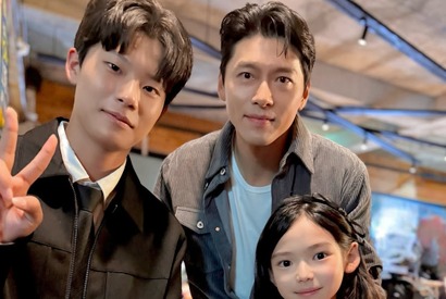 妻を支えるヒョンビンが素敵すぎる！ソン・イェジンの“子供たち”と記念ショットも【PHOTO】 画像