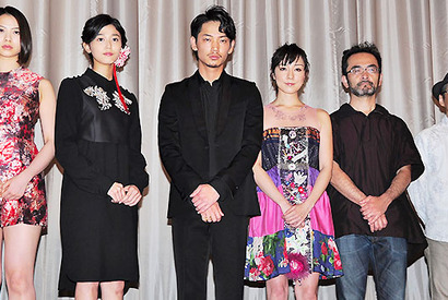 綾野剛の“診察”に伊藤歩「心をのぞかれたよう」、刈谷友衣子「照れました（笑）」 画像