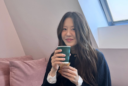54歳女優コ・ヒョンジョン、秋になっておセンチに…？“ひとり”でも無欠点肌は健在【PHOTO】 画像