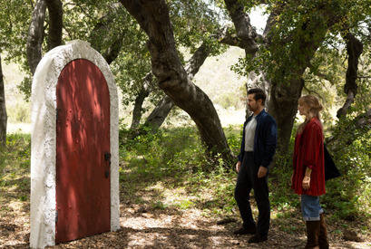 目の前に“人生をやり直したい日”に繋がるドアがあったら…『ビューティフル・ジャーニー ふたりの時空旅行』場面写真 画像