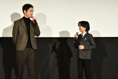 坂口健太郎「きついパートを背負ってくれた」少年時代を演じた小野桜介が“人生初”の舞台挨拶に登壇『盤上の向日葵』 画像