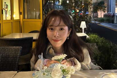 43歳になった『イ・サン』女優ハン・ジミン、誕生日ケーキを前に“幸せオーラ”全開！【PHOTO】 画像