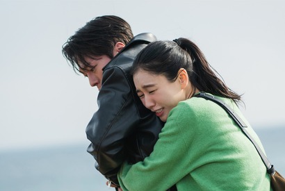 初対面なのにハグ？Netflix配信『ダイナマイト・キス』がいよいよ放送スタート！ 画像