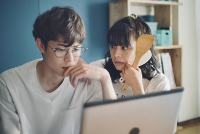 出会いから別れまでの15年を1分に凝縮　岸井ゆきの×宮沢氷魚W主演『佐藤さんと佐藤さん』特別映像 画像