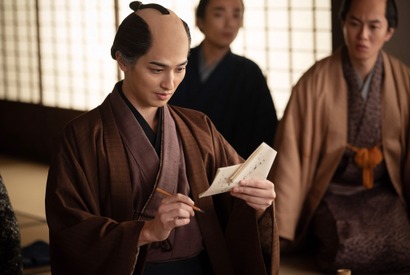 「凄い才能だよね」源内“新作”の秘密に視聴者驚きの声、“写楽”命名シーンにも多くの反応集まる…「べらぼう」45話 画像