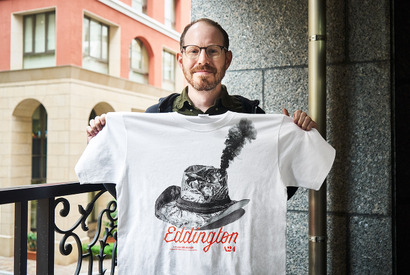 【数量限定】『エディントンへようこそ』大島依提亜デザイン、日本オリジナルTシャツ500枚限定発売決定 画像