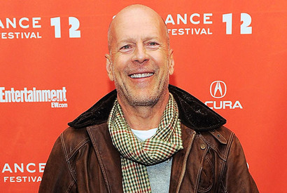 ブルース・ウィリス、バスローブ姿でインタビューに登場 画像