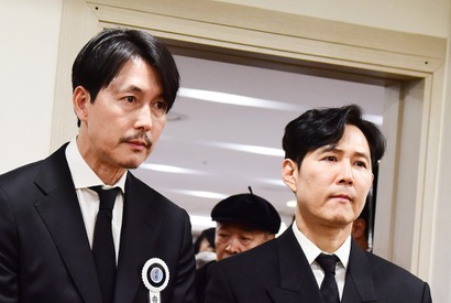 故アン・ソンギさんの遺影と勲章を持つのは…「イ・ジョンジェ、チョン・ウソン」と公式発表 画像