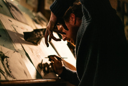 ベネディクト・カンバーバッチが正体不明の“カラス”に付きまとわれる『フェザーズ その家に巣食うもの』3月公開　特報映像も解禁 画像