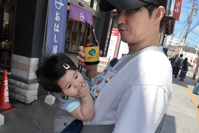 18歳年下の日本人女性と結婚した俳優シム・ヒョンタク、2人目も楽勝!? 札幌で“パパ抱っこ” 画像