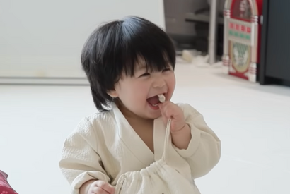 俳優シム・ヒョンタクの愛息ハルちゃん、愛らしい“若様姿”に頬が緩む…！ 画像