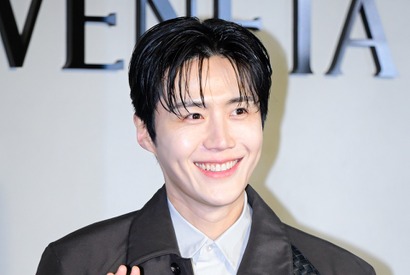 キム・ソンホ、忙しすぎて激痩せ中…!? “世界1位”をとった「えくぼスマイル」は健在！【独占写真】 画像