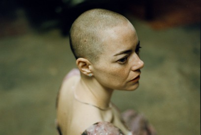 エマ・ストーン「あなたも剃れば連帯感が出る」映画『ブゴニア』重要な丸刈りシーンの裏話が明らかに 画像