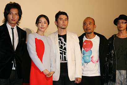 『夜の上海』本木雅弘が西田尚美の妊娠報告「ロマンティックなトラベル妊娠ムービー」 画像