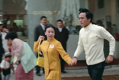 ジュディ・オングが1970年の大阪万博を駆け回る『万博追跡 2Kレストア版』場面写真 画像