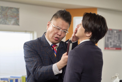 山下智久、泥だらけ＆胸ぐらをつかまれる姿、さらには一触即発!?『正直不動産』場面写真 画像