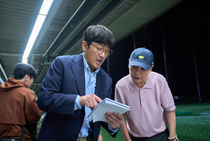 ハ・ジョンウ、妻夫木聡との共演企画も明かす『ロビー！　4000億円を懸けた仁義なき18ホール』動画メッセージ＆オフィシャルインタビュー到着 画像