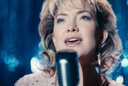 アカデミー賞主演女優賞ノミネートのケイト・ハドソンが実在のシンガーを熱演『ソング・サング・ブルー』25年越しのオスカー候補へ 画像