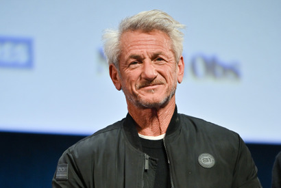 アカデミー賞授賞式を欠席してウクライナ滞在のショーン・ペンに、ウクライナ鉄道から“アイアン・オスカー像”贈呈 画像