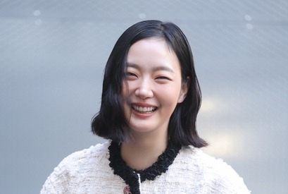 まるで映画のワンシーン…女優キム・ゴウンが最新ビジュアルの撮影で見せた、魅惑的な眼差し【PHOTO】 画像