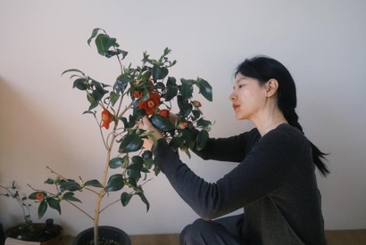 イ・ヨンエ、花と過ごす豊かな日常に羨望の眼差し…椿のアート作品に“大満足”【PHOTO】 画像