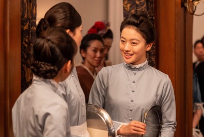 「風、薫る」第13回あらすじ・場面写真　身分を偽り、鹿鳴館の給仕になった直美の下に海軍中尉の小日向がやってくる…4月15日放送 画像