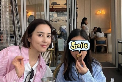 ハン・ヘジン、愛娘とのんびりカフェデート！仲良し母娘の姿に“ほっこり”【PHOTO】 画像