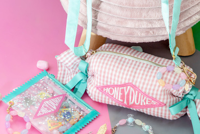 ハリー・ポッター「ハニーデュークス」モチーフのポシェット、アクセサリーなど新商品5種発売