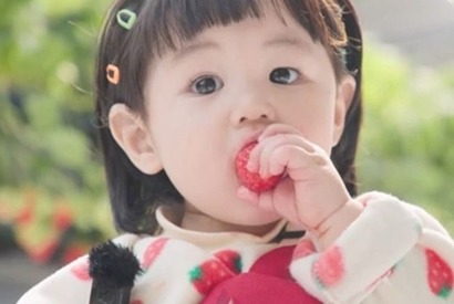 「ママにそっくり」シム・ヒョンタクの愛息子ハルくん、おかっぱ頭で可愛い“いちご王子”に！ 画像