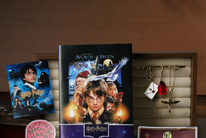 『ハリー・ポッター』25周年記念、毎月25日に新商品販売 第一弾はブローチ、ポストカード、ステッカー 画像