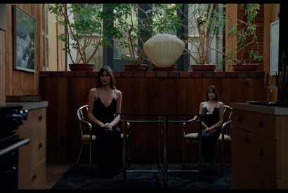 「どういうこと…？」サイズの違う美女の正体は…『KEEPER／キーパー』本編クリップ 画像