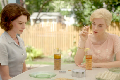 60年代ファッションと母親たちの運命切り取る アン・ハサウェイ×ジェシカ・チャステイン『隣人たち』シーン写真 画像