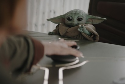 「何食べてても可愛い」グローグーのもぐもぐ姿にファン悶絶『スター・ウォーズ／マンダロリアン・アンド・グローグー』 画像