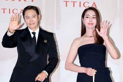 イ・ビョンホン＆イ・ミンジョン夫妻、夫婦揃って公の場に！洗練された黒のペアルックを披露【PHOTO】 画像