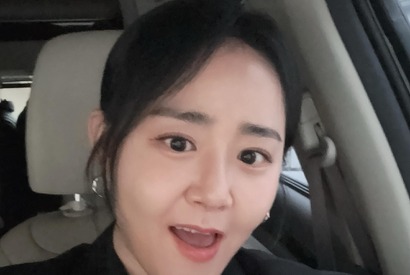 希少疾患を乗り越えた“元祖国民の妹”ムン・グニョン、スタイリッシュな装いで授賞式に出席【PHOTO】 画像